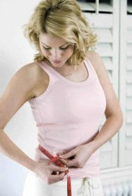  a woman measures her waist circumference