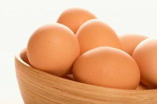 Breakfast - to eat or not to eat to lose weight? What should a healthy breakfast look like? 3 Eggs in a bowl